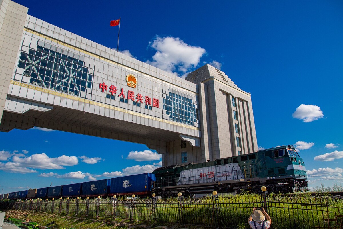 首趟从昆明始发的中老铁路国际列车抵达万象